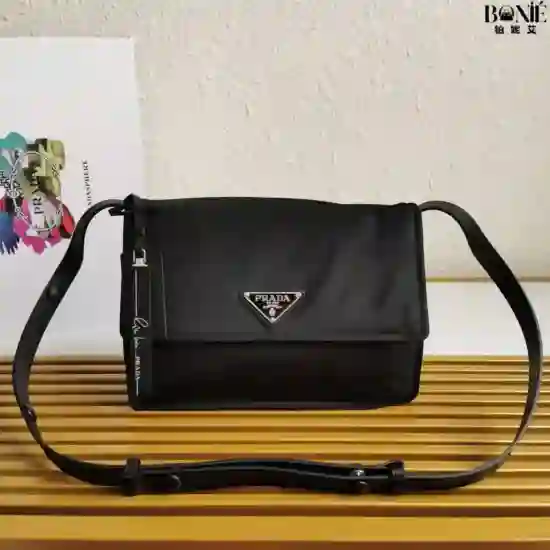 1BD255 - Prada 中号邮差包