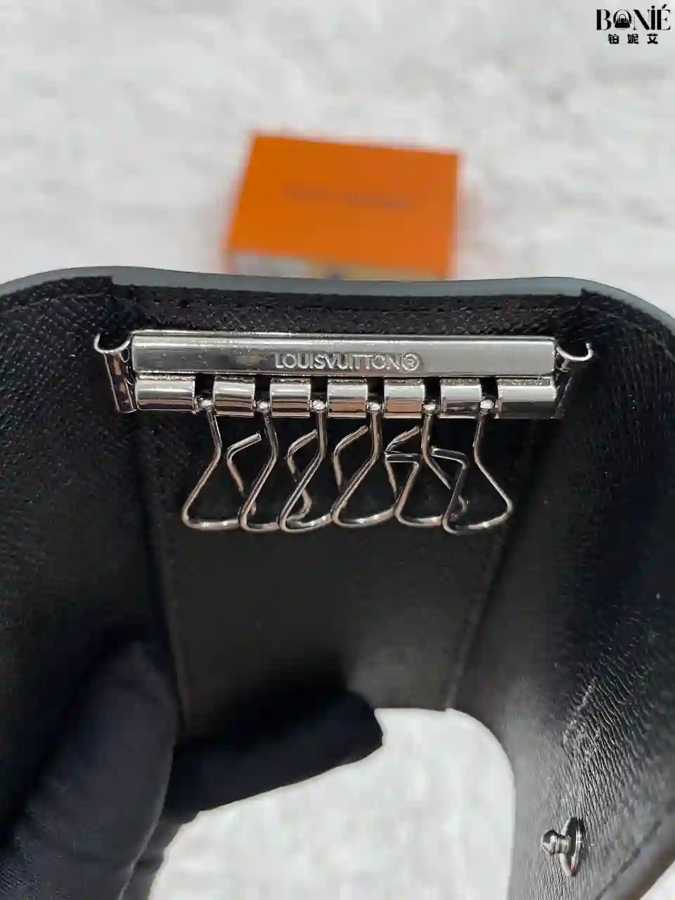 Untitled design - 6 M62630 (黑格) - Louis Vuiiton 6钥匙包(6 Key Holder) - Image 3