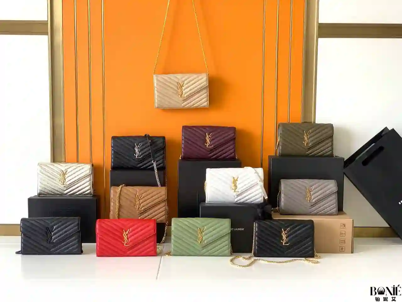 Untitled design 360452 - 377828- 全家桶照片 MONOGRAM鱼子酱纹路信封包 - Image 1