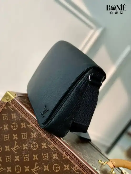 M30850 - Louis Vuiiton District 小号邮差包 - Image 3