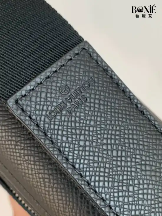 M30850 - Louis Vuiiton District 小号邮差包 - Image 6