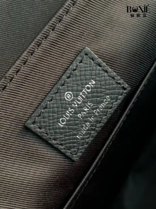 M30850 - Louis Vuiiton District 小号邮差包 - Image 9