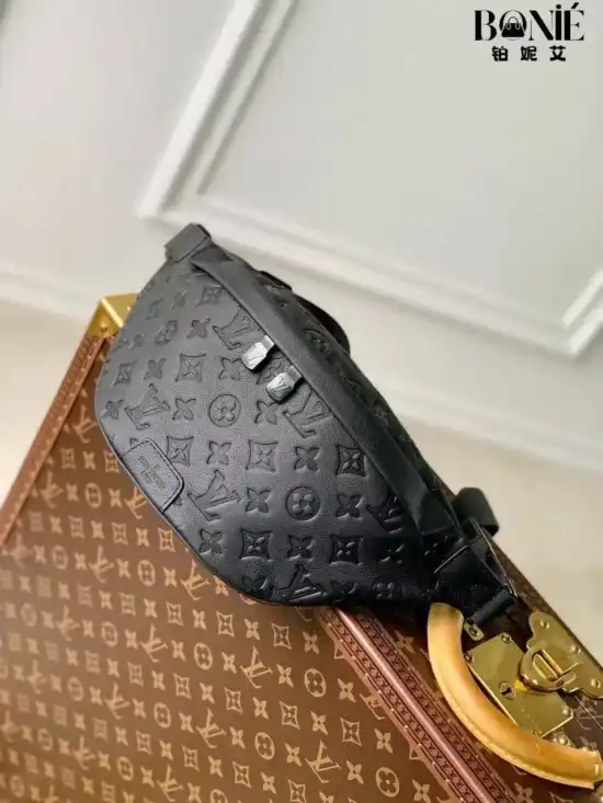 M46036 - Louis Vuiiton Discovery 腰包